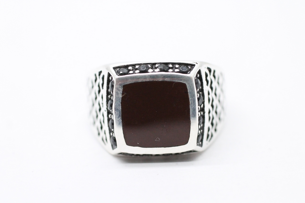 Stříbrný pánský prsten s onyxy a smaltem