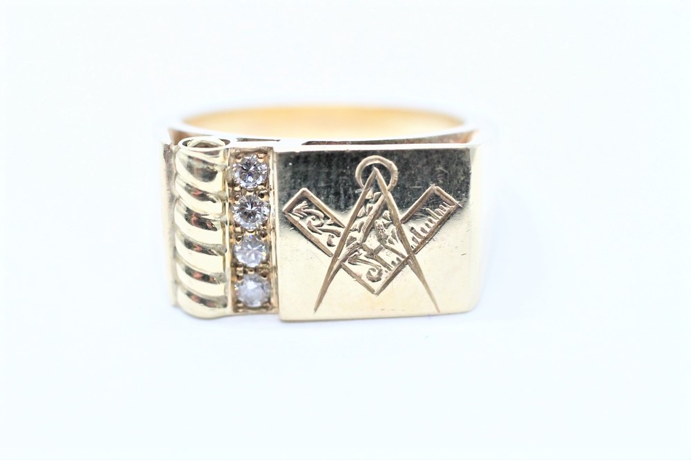 Zlatý prsten se zednářským symbolem a diamanty
