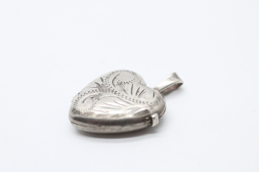 Stříbrný otevírací medailon