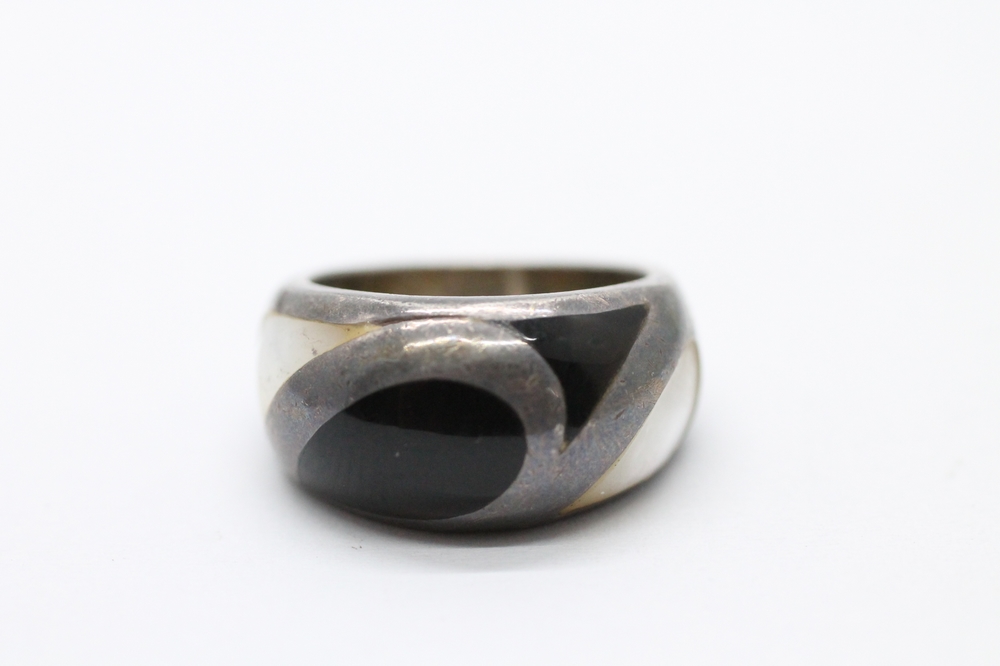 Stříbrný prsten s onyxem a perletí