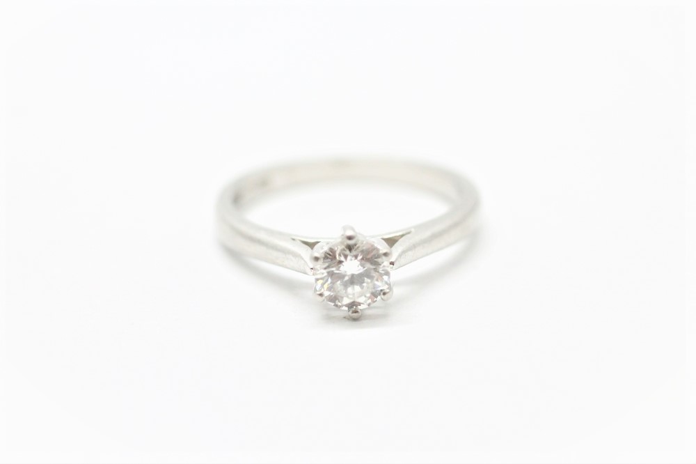 Platinový prsten s diamantem