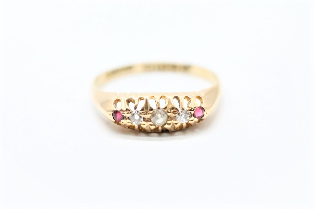 Zlatý prsten s diamanty a imitací rubínů