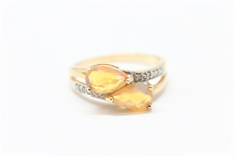 Zlatý prsten s křišťály a opály