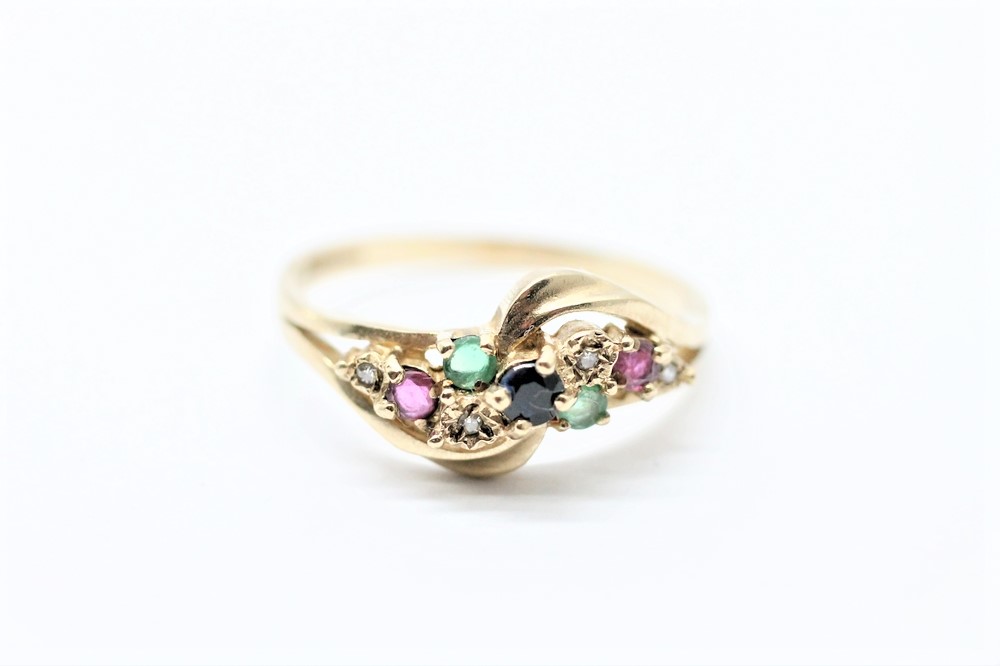 Zlatý prsten s diamanty, rubíny, smaragdy a safírem