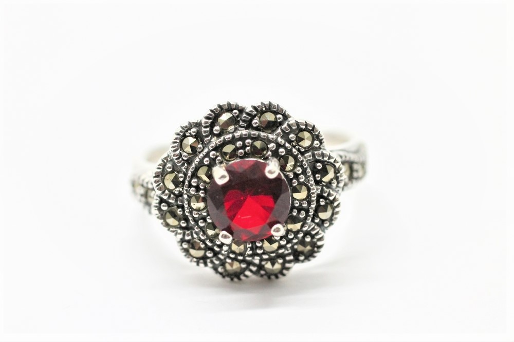 Stříbrný prsten s markazity a imitací rubínu