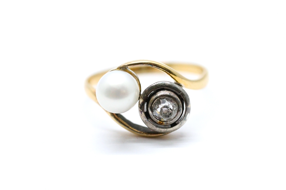 Zlatý prsten s diamantem a perlou