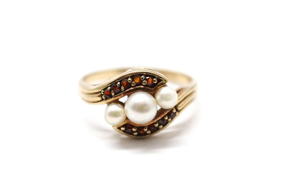 Zlatý prsten s perličkami a almandiny
