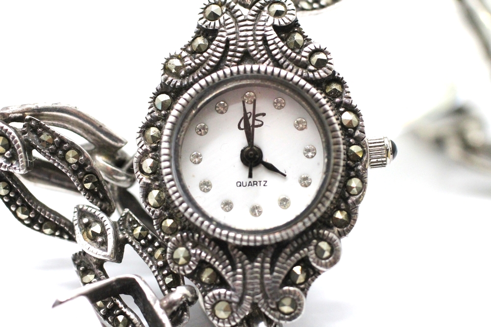 Stříbrné dámské hodinky s markazity