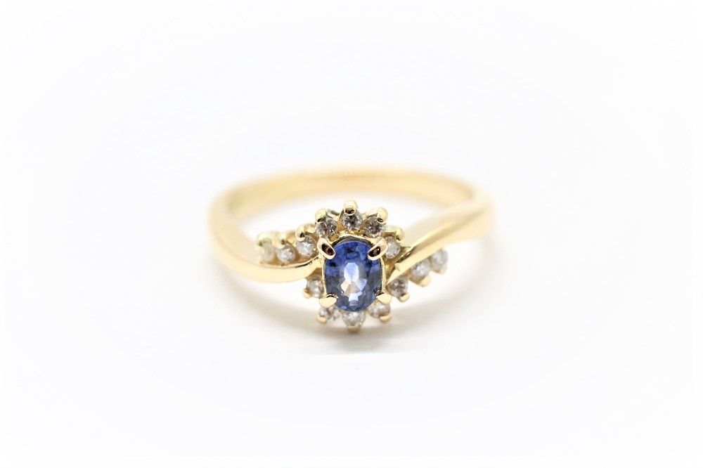 Zlatý prsten s diamanty a safírem