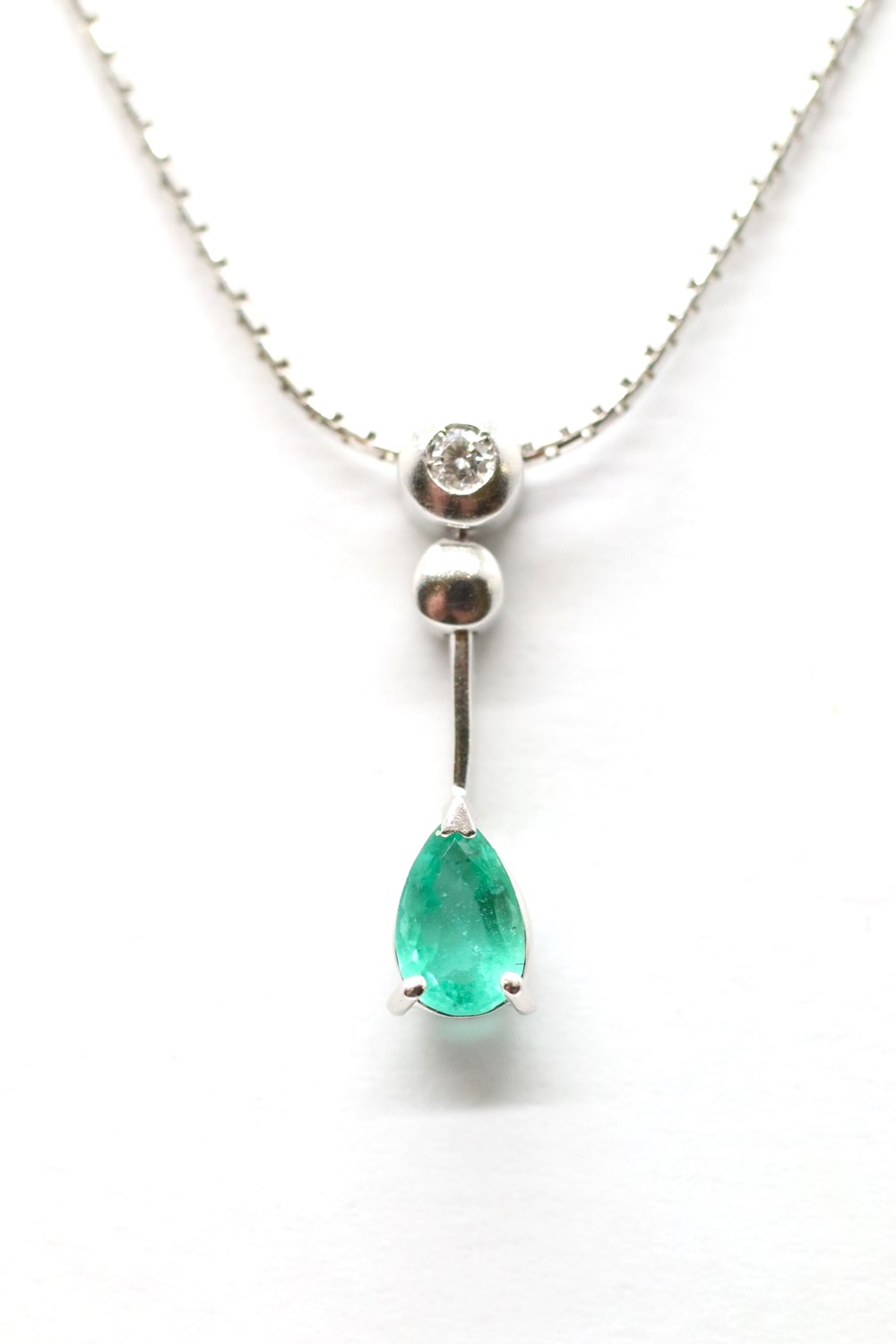 Zlatý náhrdelník s diamantem a smaragdem