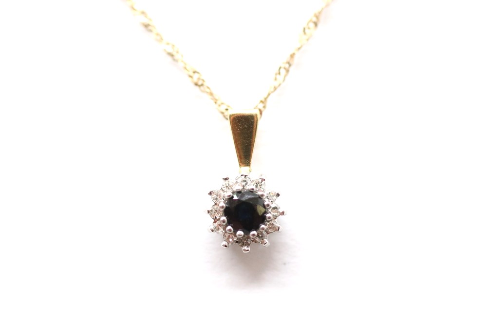 Zlatý náhrdelník s diamanty a safírem