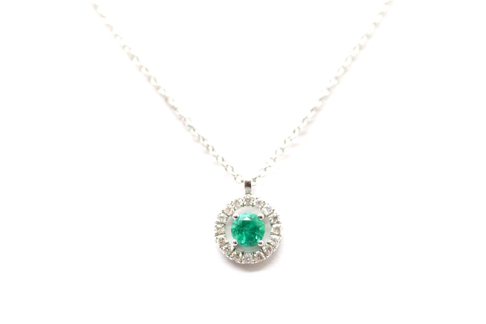 Zlatý náhrdelník s diamanty a smaragdem