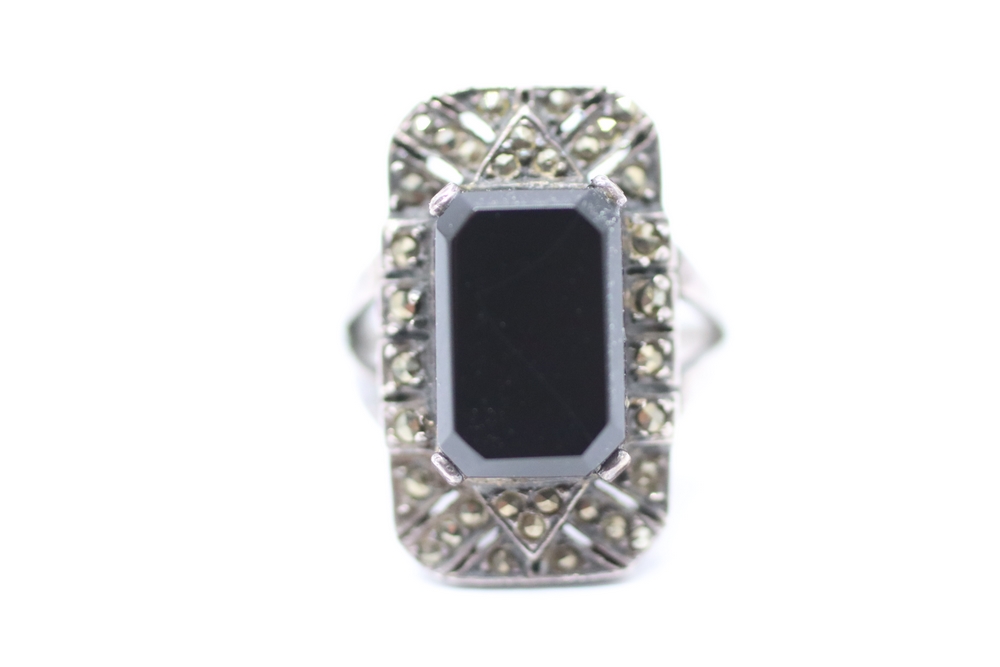Stříbrný prsten s markazity a onyxem