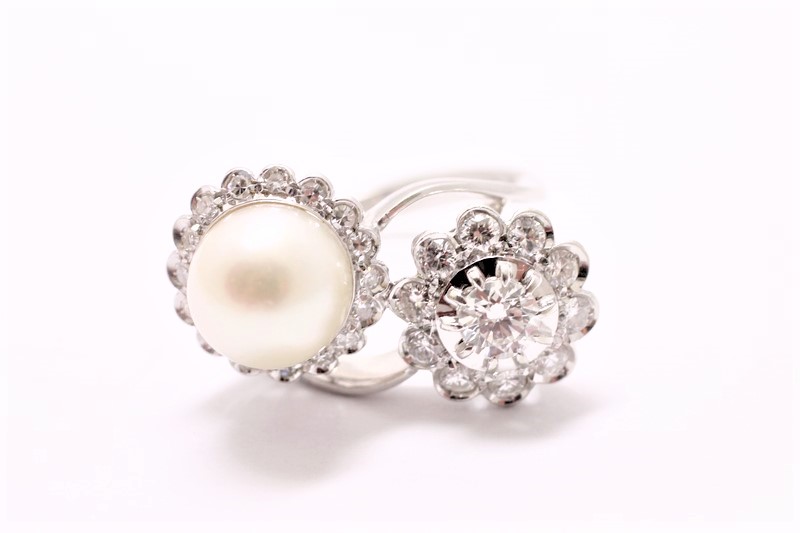 Zlatý prsten s diamanty a perlou