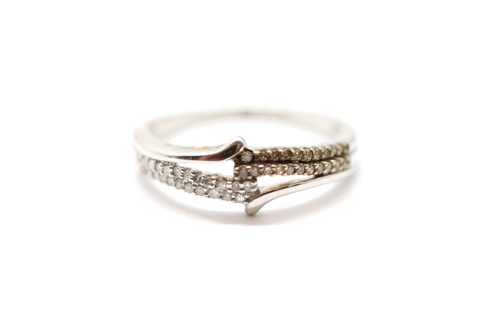 Stříbrný prsten s diamanty