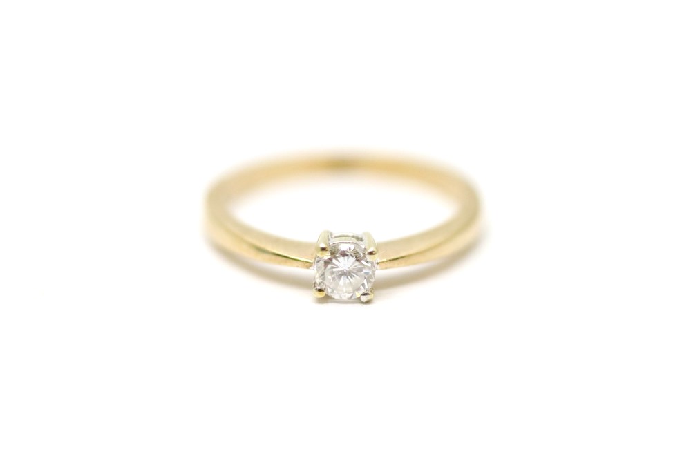 Zlatý prsten s diamantem