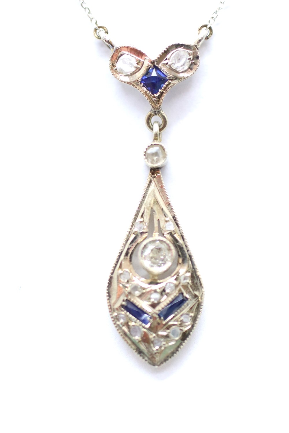 Zlatý náhrdelník s diamanty a safíry