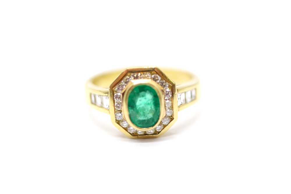 Zlatý prsten s diamanty a smaragdem