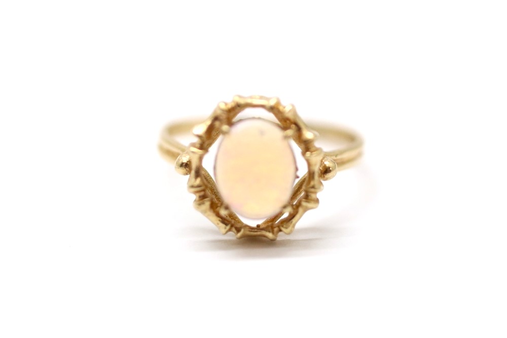 Zlatý prsten s opálem