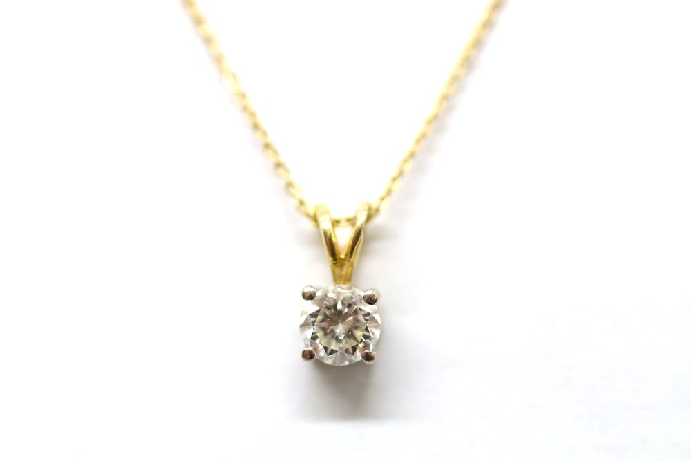 Zlatý náhrdelník s diamantem