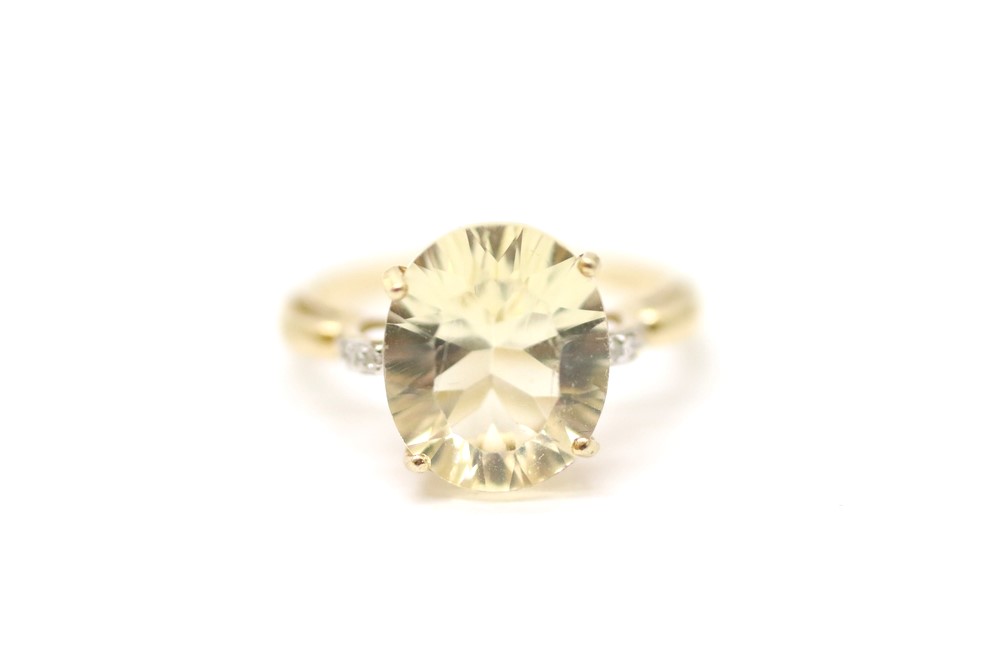 Zlatý prsten s diamanty a imitací citrínu