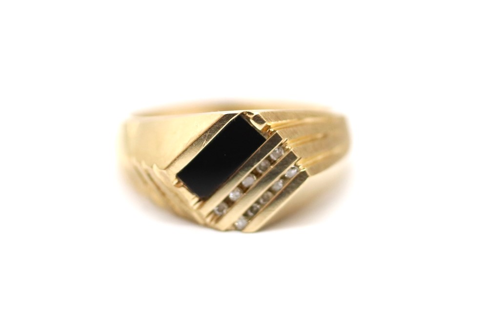 Pánský zlatý prsten s diamanty a onyxem