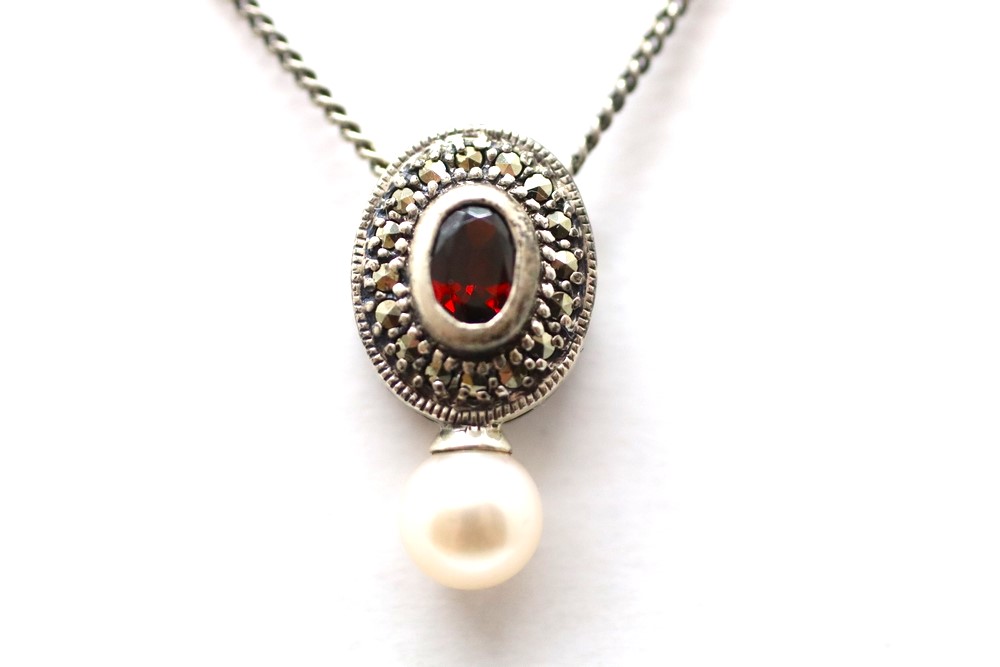 Stříbrný náhrdelník s granáty, markazity a imitací perly