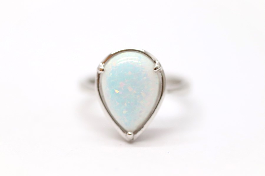 Stříbrný prsten s imitací opálu