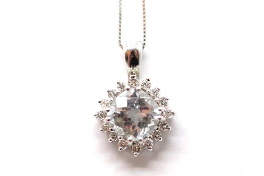 Zlatý náhrdelník s diamanty a akvamarínem