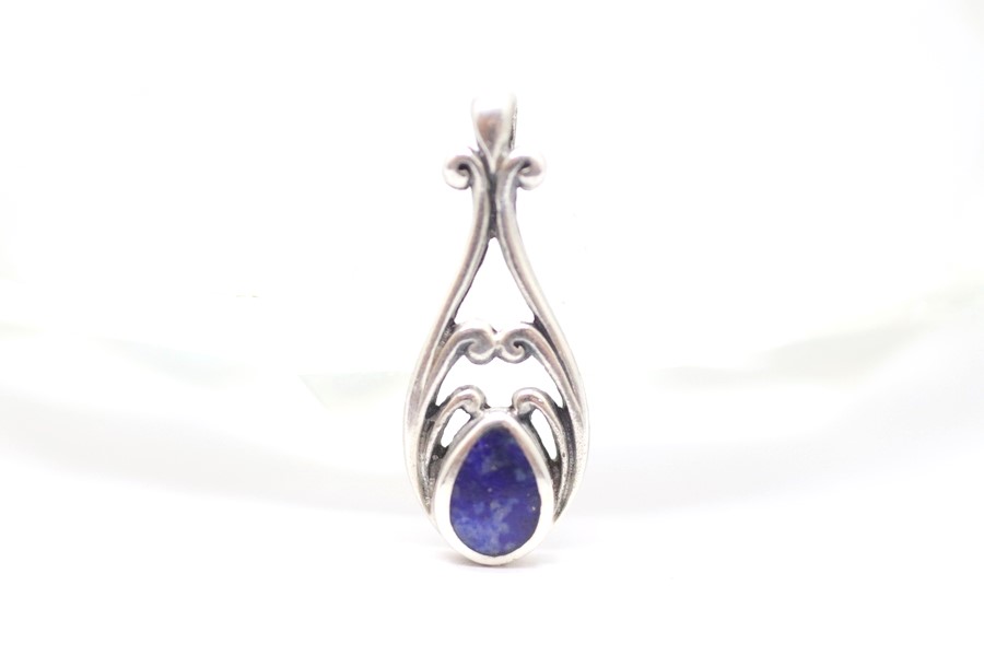 Stříbrný přívěsek s lapis lazuli