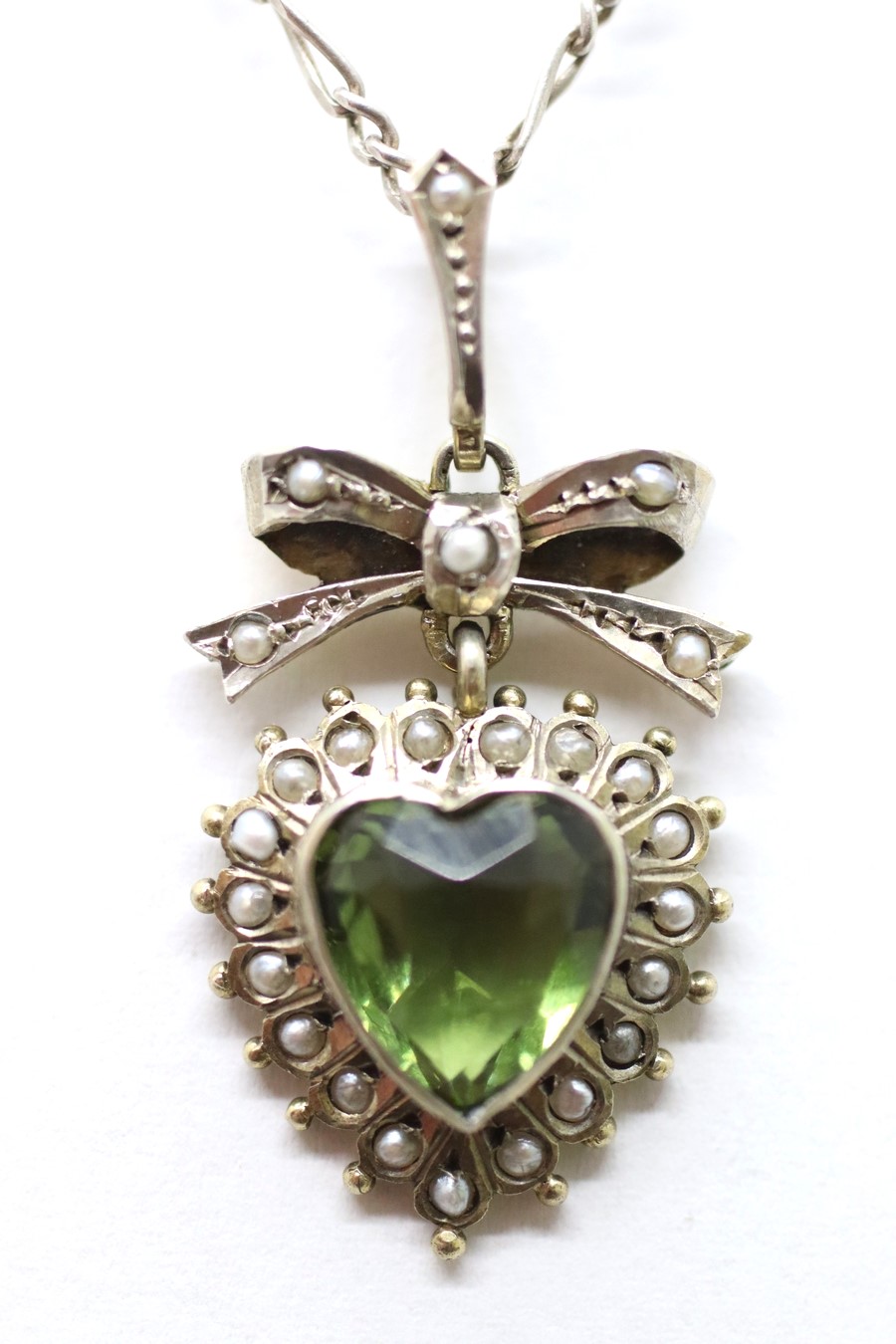 Stříbrný náhrdelník s imitací olivínu a perličkami