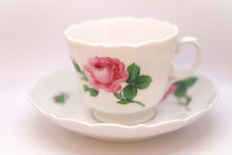 Porcelánový šálek s podšálkem