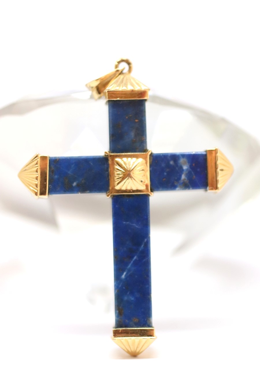 Zlatý přívěsek s lapis lazuli