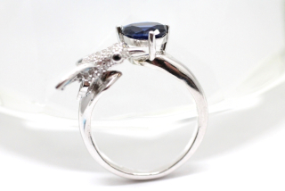 Stříbrný prsten se zirkony, smaltem a imitací safíru