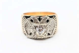 Zlatý prsten se zednářským symbolem a diamantem