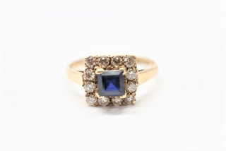 Zlatý prsten s diamanty a syntetickým safírem
