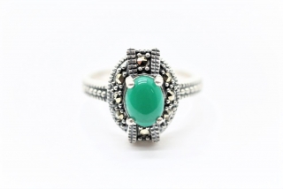 Stříbrný prsten s markazity a imitací smaragdu