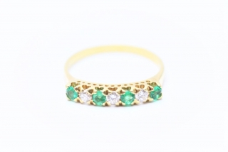 Zlatý prsten s diamanty a smaragdy