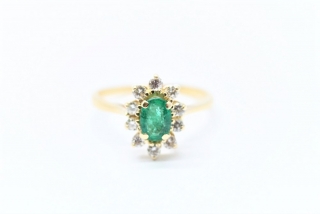 Zlatý prsten s diamanty a smaragdem