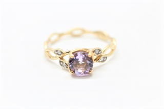 Zlatý prsten s diamanty a ametystem