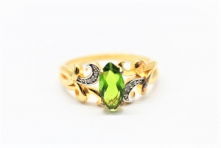 Stříbrný prsten s imitací smaragdu a diamanty