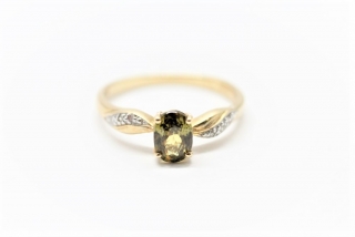 Zlatý prsten s diamanty a andraditem