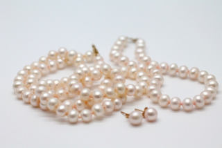 Zlatý náhrdelník, náramek a náušnice s říčními perlami