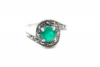 Stříbrný prsten s markazity a imitací smaragdu