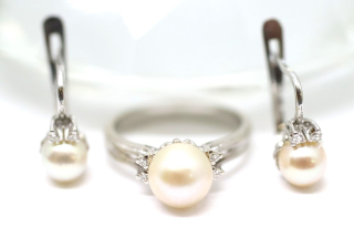 Zlaté náušnice a prsten s diamanty a perlami