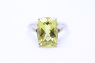 Zlatý prsten s diamanty a peridotem
