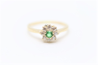 Zlatý prsten s imitací smaragdu a zirkony