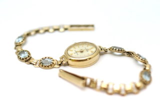 Zlaté dámské hodinky s topazy