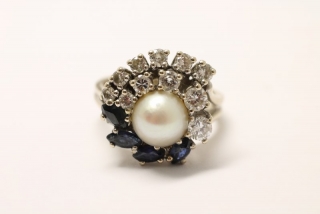 Zlatý prsten s diamanty, safíry a perlou