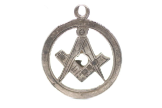 Stříbrný přívěsek se zednářským symbolem